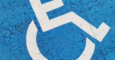 Znak niepełnosprawności jako obraz nagłówkowy artykułu o ocenie dla Personal Independence Payment (PIP) w Wielkiej Brytanii.